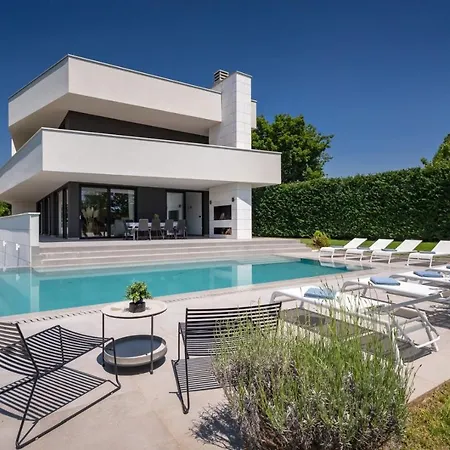 Modern 55 With Pool And Jacuzzi In Tinjan Vela Traba